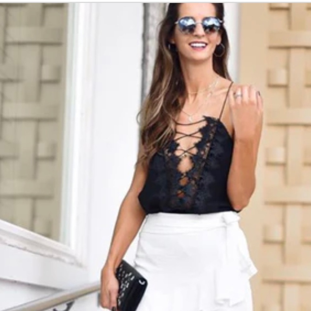 Cami NYC Charlie deep v lace top sz M NWT